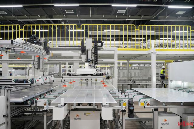 ▲通威太阳能（组件）金堂基地智能制造生产线