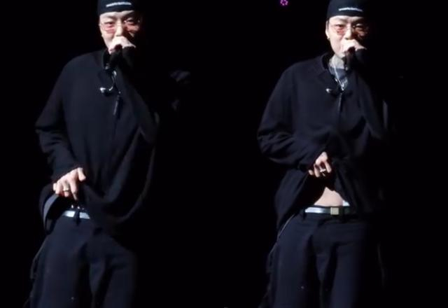 向观众展示腹部两边纱布（现场视频截图）