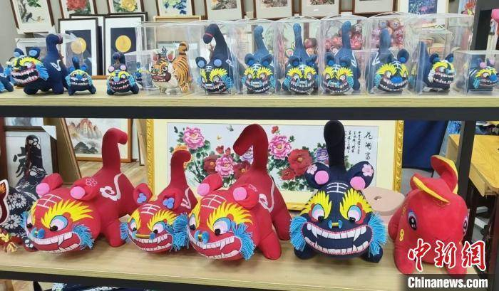 12月上旬，甘肃陇南市西和县绣娘张闲闲，在上海工作室展示刺绣产品。受访者供图 