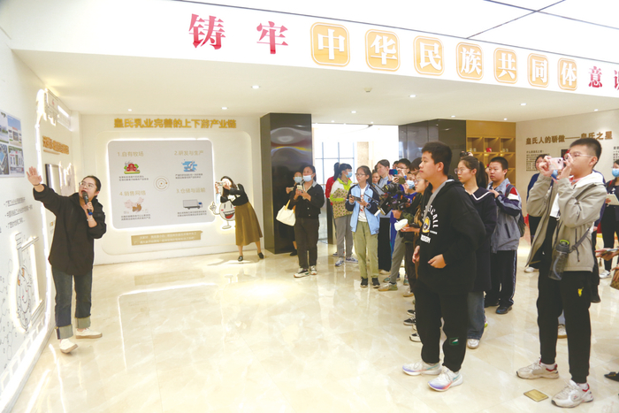     ▲市民代表参观皇氏乳业智能工厂