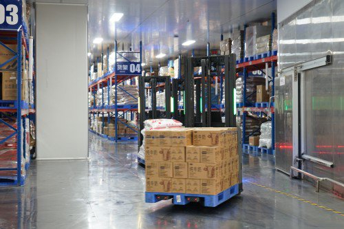 AGV小车搬运货物