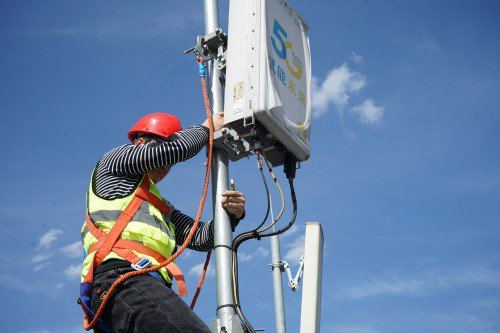 一线人员安装5G设备