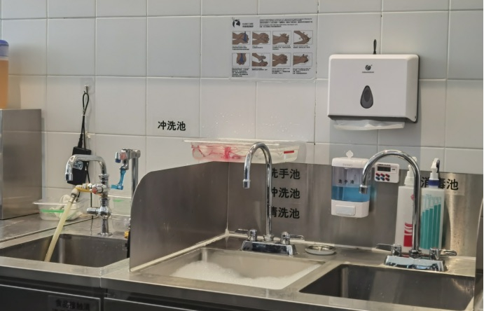 图说：门店清洗“三联池”。 图源：记者