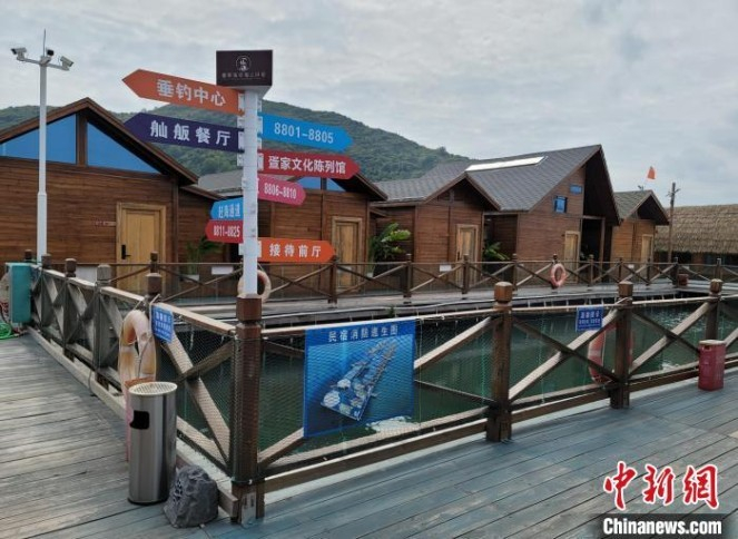 疍家渔排民宿不仅安设了游乐设施，还有一处疍家文化陈列馆。中新社记者王晓斌摄