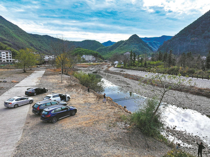 12月9日拍摄的汀溪河月亮湾段。本报记者 徐旻昊 摄