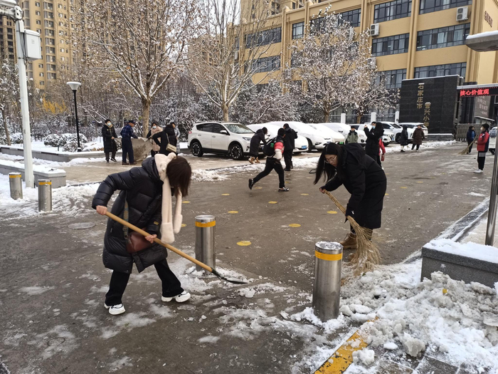 12月11日8时，石家庄市裕华区誉兴小学，老师们正在清扫校门口积雪，保障学生安全入校。河北日报记者张晓超摄