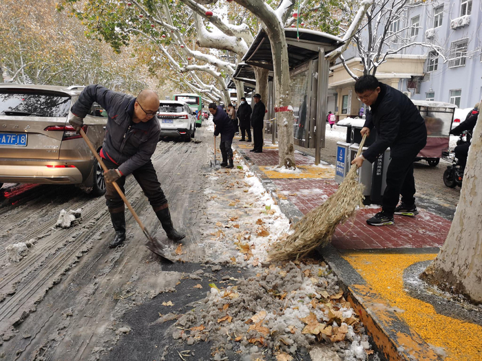 12月11日清晨，石家庄环卫部门出动大型多功能融雪车清理城区积雪。河北日报记者田明摄