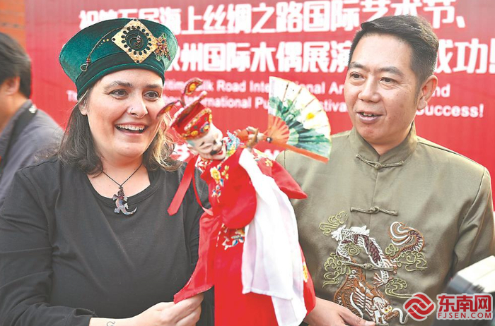 来自阿根廷的木偶艺术家（左）体验中国布袋木偶。