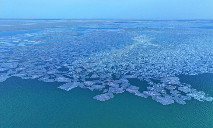 翻涌着的“碎水晶”随之放缓了前进的脚步。郭辉忠 摄