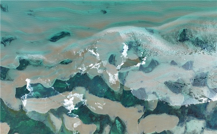 淹没的沙湾已融入湖中，斑斓层云，惊艳绝美。郭辉忠 摄