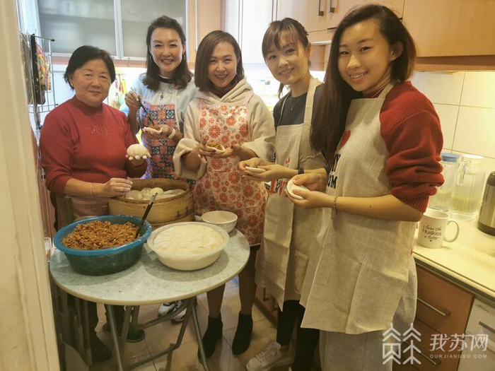 姚秋懿（右二）和外婆学习包包子