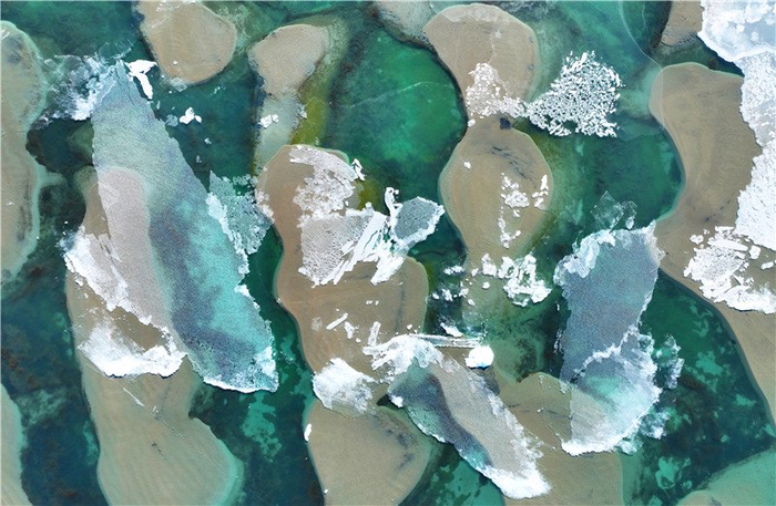 淹没的沙湾已融入湖中，斑斓层云，惊艳绝美。郭辉忠 摄