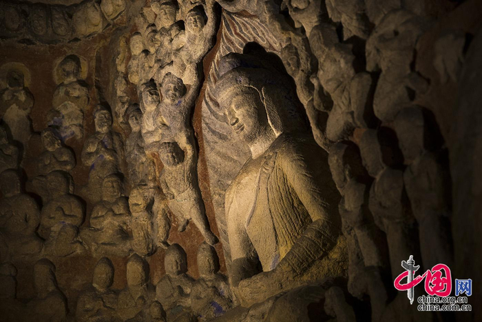 云冈石窟内雕刻石像做工精细，栩栩如生。中国网记者 马旷／摄