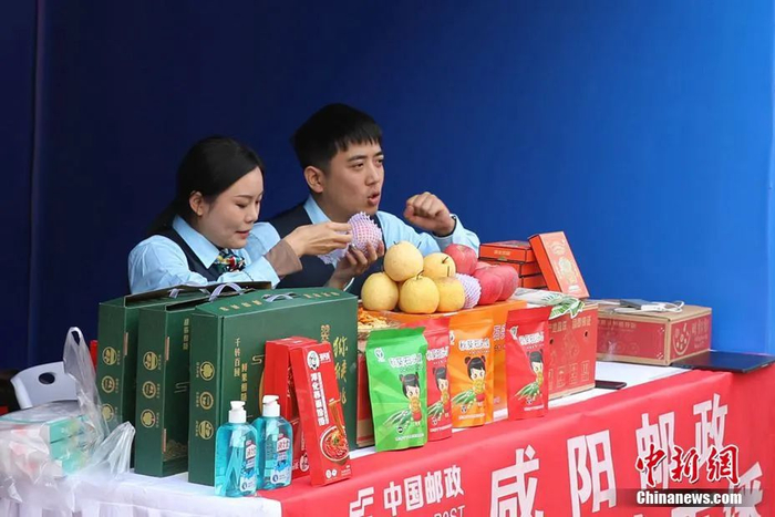 图为两位主播在进行直播。石芙蓉 摄