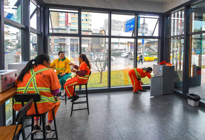 劳动者港湾正在休息的环卫工人。九龙坡区城市管理局供图