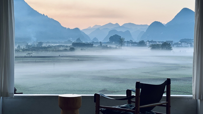 坐在万峰林民宿内看平流雾  黄崇星 摄
