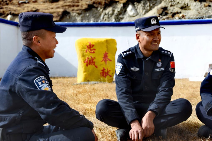 肖警务站的移民管理警察们在草地上休息(12月6日摄).