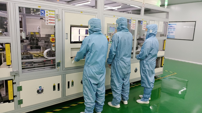 在安徽芯视佳半导体显示科技有限公司K1工厂，工人正在忙碌。