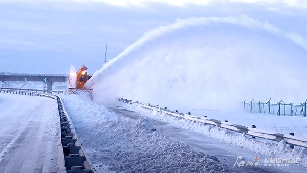 12月11日，工作人员驾驶清雪车在G 3015线奎塔高速上开展除雪作业。 游海强 摄