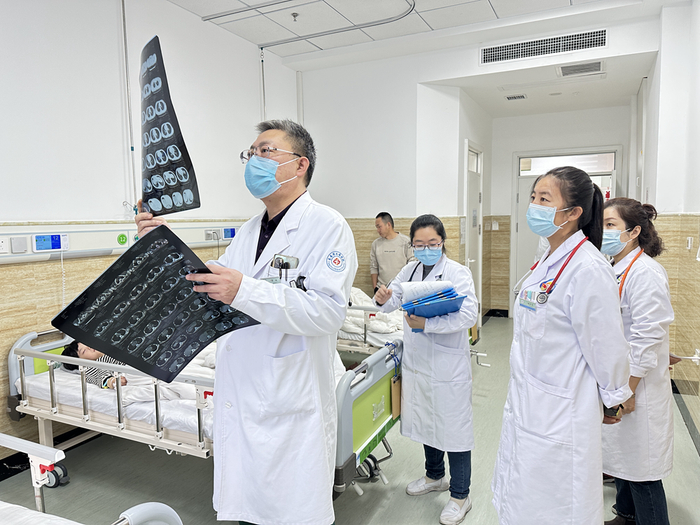 长春市儿童医院中西医结合科主任薛斌在舒兰市人民医院儿科疗区查房。受访对象供图