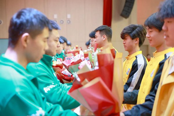 同学们为参赛选手们献花