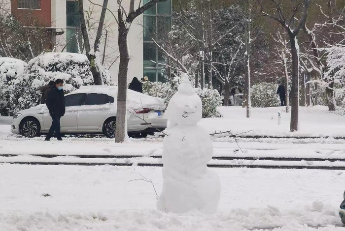 ▲郑州航空工业管理学院内同学堆的雪人。受访者供图