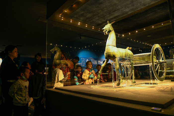 在黔西南州博物馆参观东汉铜车马。  贵州日报天眼新闻记者 刘朝富 摄