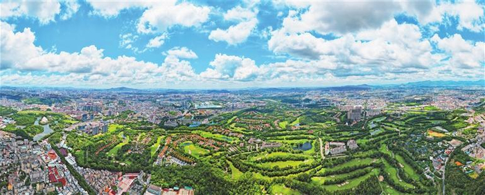     ▲“一江碧水穿城过，十里青山半入城”，一幅人与自然和谐共生画卷在龙华徐徐展开。黄建华 摄