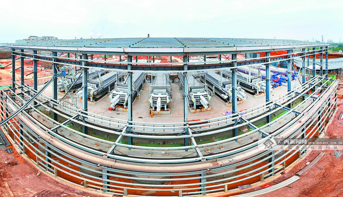 12月5日，北海顺应储能电池材料镍钴原材料加工项目正加紧建设中。记者 周军 摄