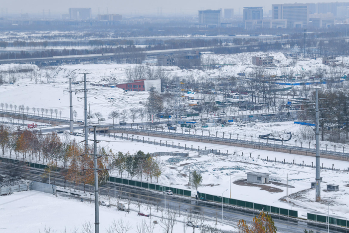 ▲12月11日，河南郑州市区迎来降雪。图据ICphoto