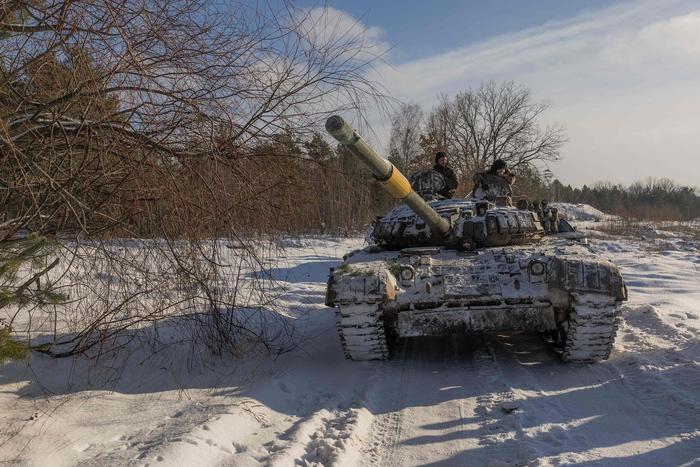 ▲当地时间12月5日，乌克兰切尔尼耶夫地区，乌士兵参加军事训练。据视觉中国