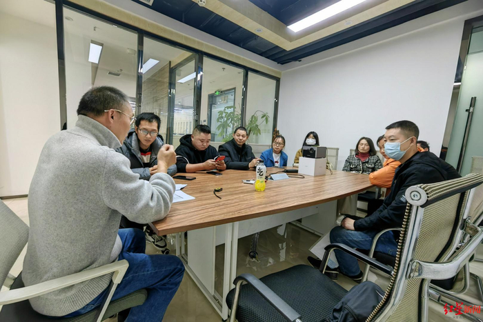 ▲郭刚律师为受骗货车司机及家属提供免费法律咨询服务