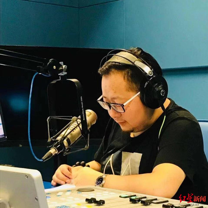 ▲主播李飞飞患病前主持节目照片