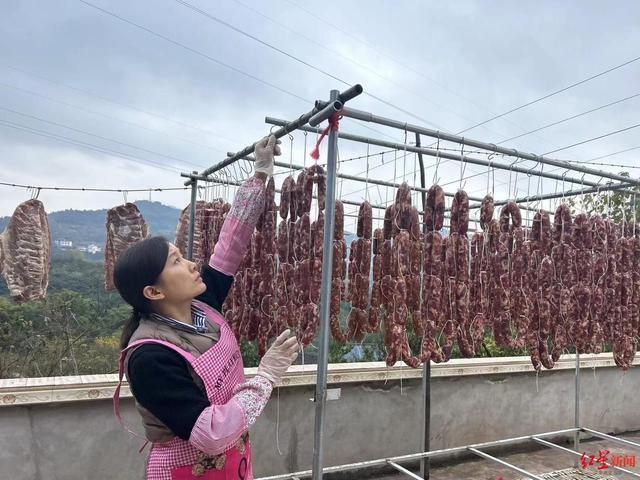 ▲唐影在晾晒香肠腊肉