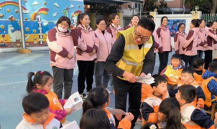 （图为松果出行联合安徽宿州交警部门走进校园，宣传交通安全知识。）