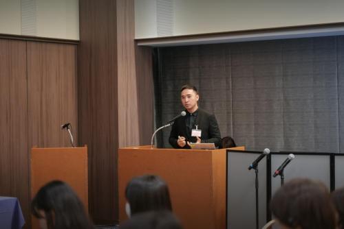 图为伊迪在第16届中日韩文化产业论坛现场发表演讲