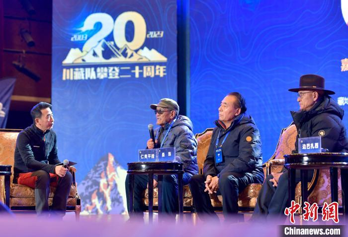图为中、日、尼联合双跨珠峰登顶队员仁青平措分享西藏登山队攀登奋斗历史等幕后故事。李林摄