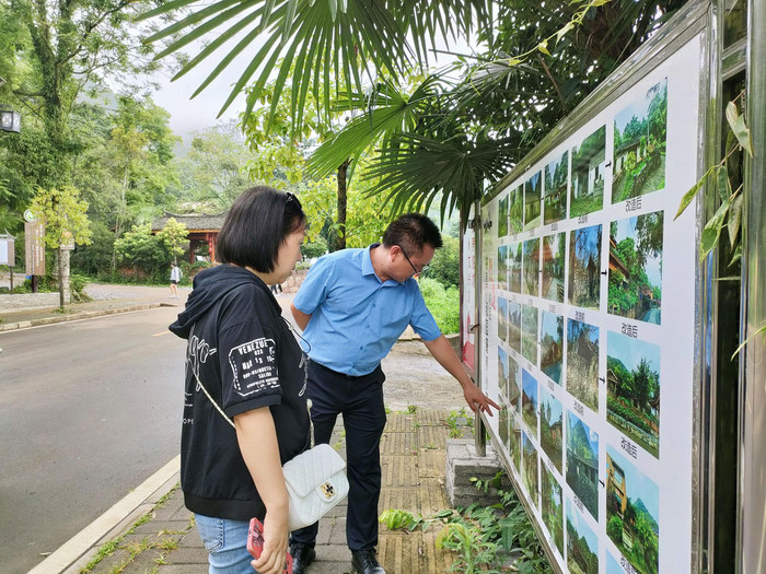 纳具·和园董事长彭宁（右）向四川游客介绍纳具·和园的改造情况。贵州日报天眼新闻记者 杨雯  摄