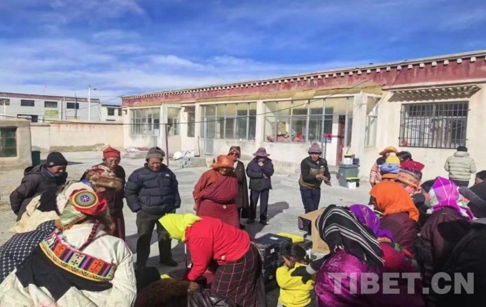 图为马晓卫向困难群众发放爱心物资图由受访者提供