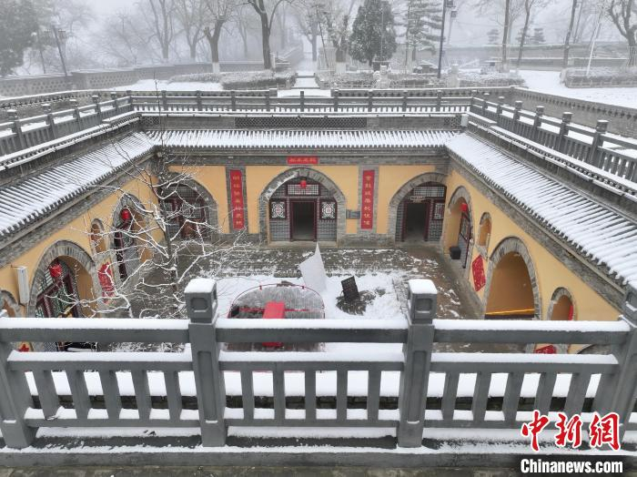 图为雪后陕州地坑院。姚书勤 摄