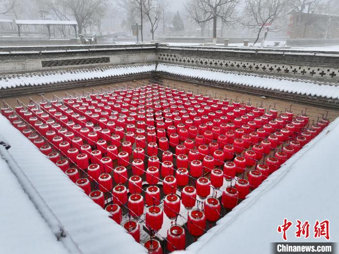 图为雪后陕州地坑院。姚书勤 摄