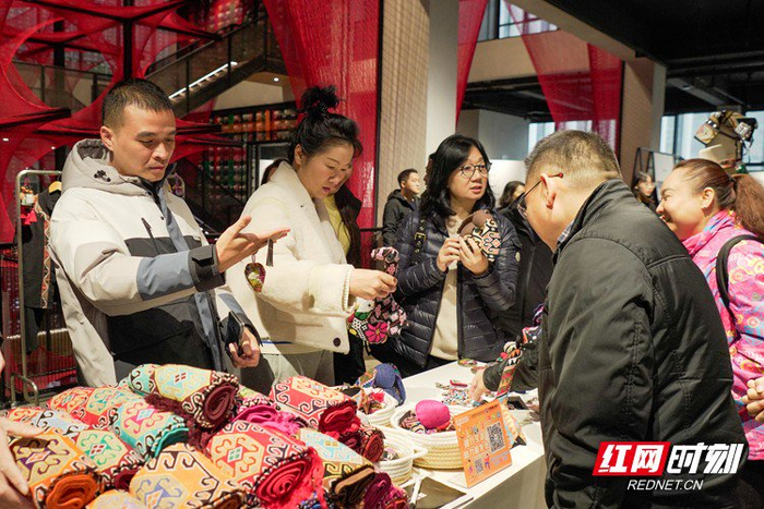 游客正在参观乖幺妹土家织锦文化创意园区。（向韬 摄）