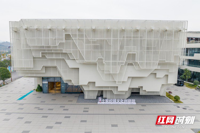 张家界乖幺妹土家织锦文化创意园集土家织锦传承、保护、研发、设计、生产、展示、销售、体验、科普、研学等于一体。（向韬 摄）