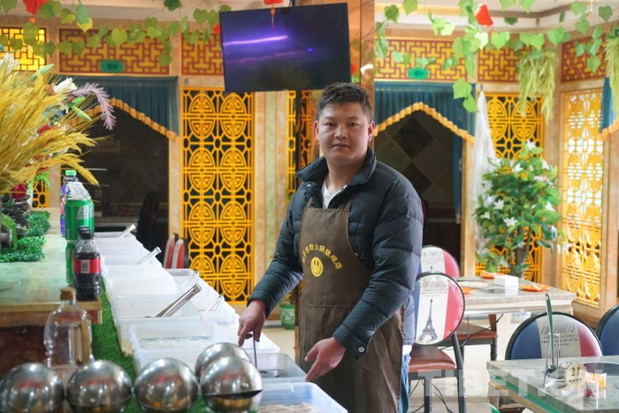 图为在店中正在忙碌的乌金次旦摄影：赵振宇