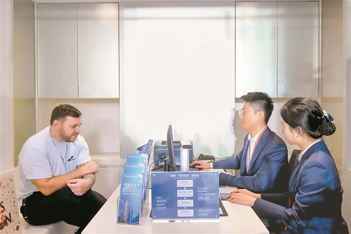 ▲工作人员为境外旅客办理离境退税“即买即退”。 受访单位供图