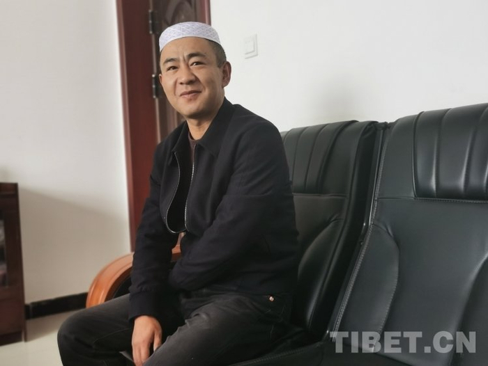 图为马晓卫向记者介绍在江洛康萨社区生活情况摄影：王淑