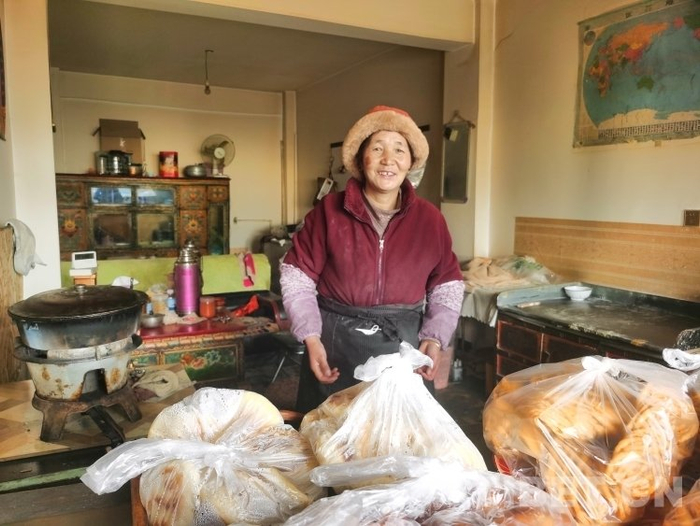 图为在店中忙碌的阿佳德吉摄影：王淑