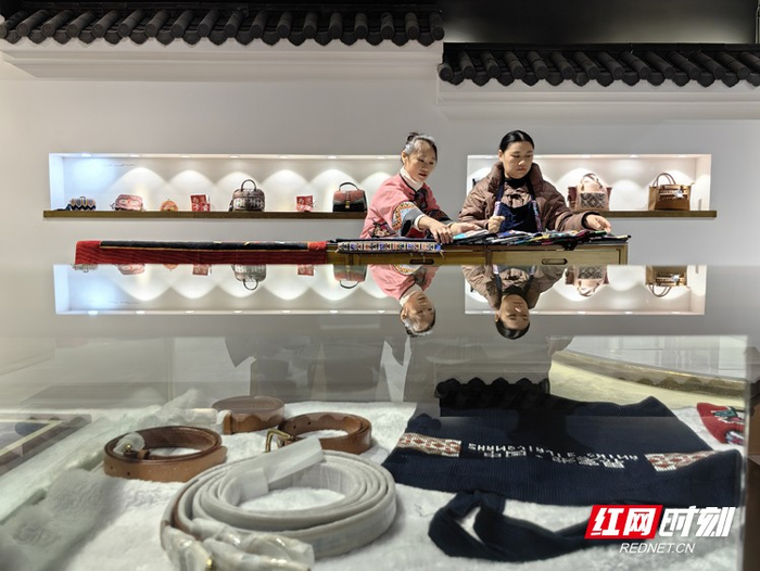 土家织锦，土家语又称西兰卡普，被誉为“高度浓缩了的土家族文化”，是国家首批非物质文化遗产。（吴勇兵 摄）