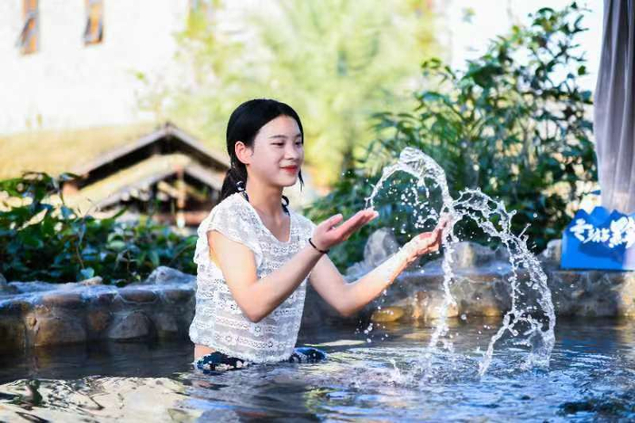 游客在兴仁市帝贝温泉度假村泡温泉。贵州日报天眼新闻记者 刘朝富 摄