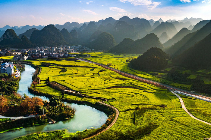 万峰林中纳灰河水潺潺。 张霆 摄